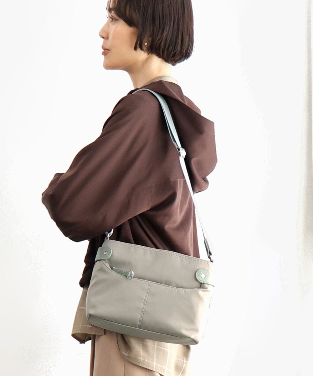 BKRAG91140 MK MICHEL KLEIN BAG(MK ミッシェルクラン バッグ) [撥水/軽量]アクセントレザーコンパクトショルダーバッグ ベージュ×グリーン