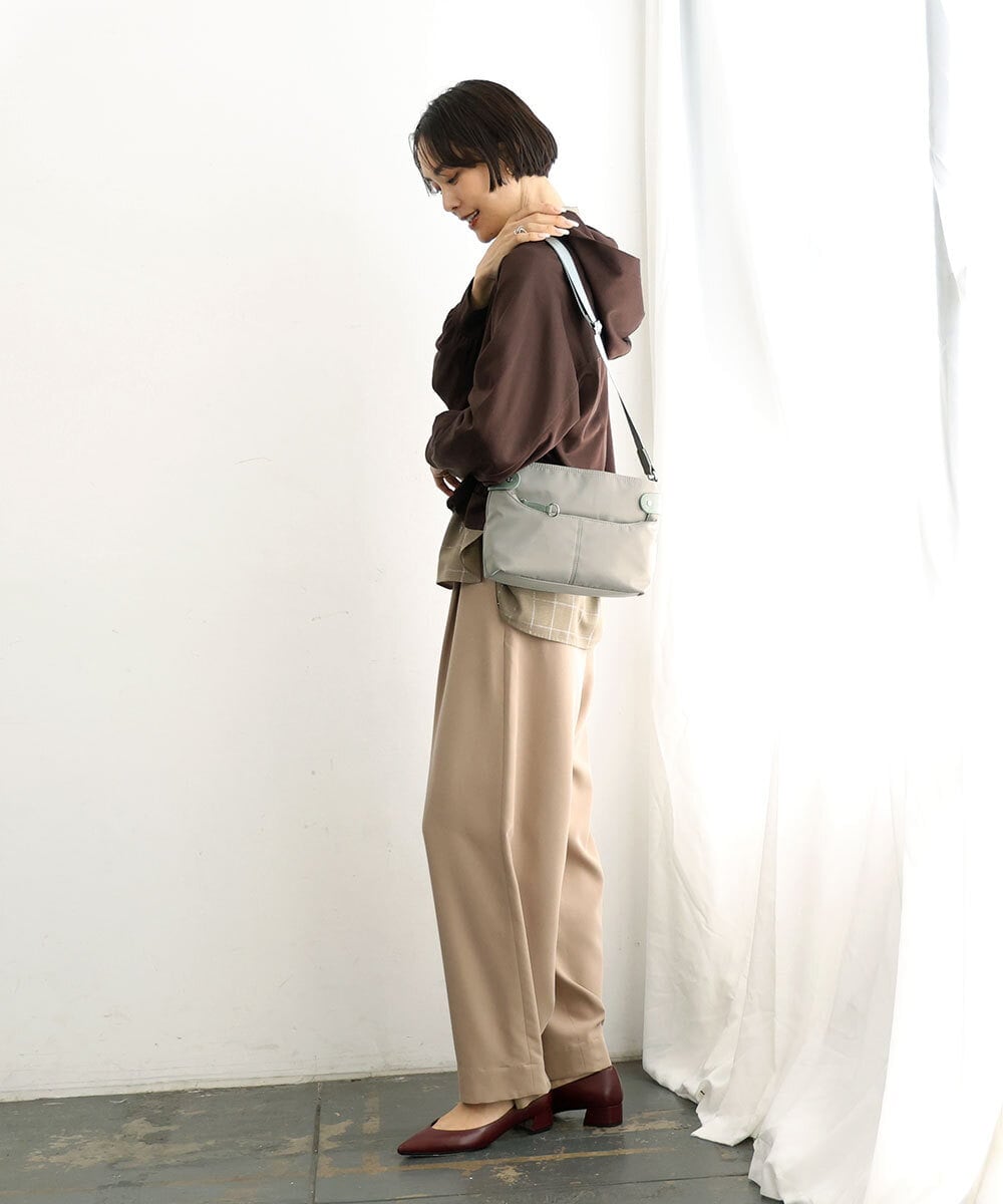 BKRAG91140 MK MICHEL KLEIN BAG(MK ミッシェルクラン バッグ) [撥水/軽量]アクセントレザーコンパクトショルダーバッグ ベージュ×グリーン