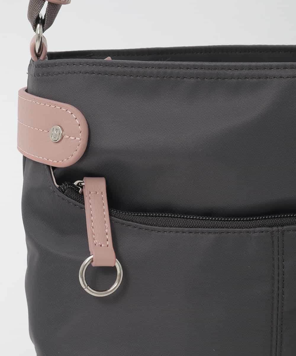 BKRAG91140 MK MICHEL KLEIN BAG(MK ミッシェルクラン バッグ) [撥水/軽量]アクセントレザーコンパクトショルダーバッグ ベージュ×グリーン