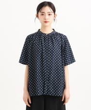 F1BGD51150 MK MICHEL KLEIN(小さいサイズ)(メゾン ドゥ サンク) 【小さいサイズ】[UVカット/接触冷感/洗濯機で洗える]フレアスリーブ幾何柄ブラウス ネイビー