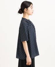 F1BGD51150 MK MICHEL KLEIN(小さいサイズ)(メゾン ドゥ サンク) 【小さいサイズ】[UVカット/接触冷感/洗濯機で洗える]フレアスリーブ幾何柄ブラウス ネイビー