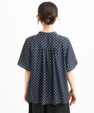 F1BGD51150 MK MICHEL KLEIN(小さいサイズ)(メゾン ドゥ サンク) 【小さいサイズ】[UVカット/接触冷感/洗濯機で洗える]フレアスリーブ幾何柄ブラウス ネイビー