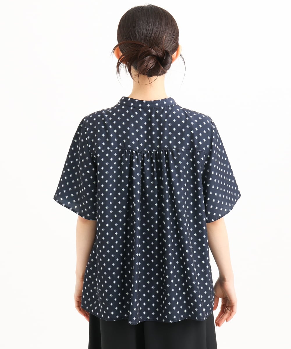 F1BGD51150 MK MICHEL KLEIN(小さいサイズ)(メゾン ドゥ サンク) 【小さいサイズ】[UVカット/接触冷感/洗濯機で洗える]フレアスリーブ幾何柄ブラウス ネイビー