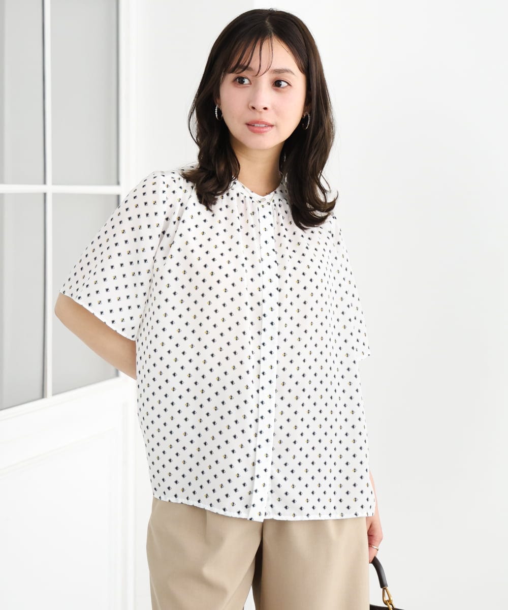 F1BGD51150 MK MICHEL KLEIN(小さいサイズ)(メゾン ドゥ サンク) 【小さいサイズ】[UVカット/接触冷感/洗濯機で洗える]フレアスリーブ幾何柄ブラウス ネイビー