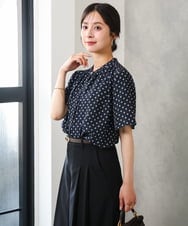 F1BGD51150 MK MICHEL KLEIN(小さいサイズ)(メゾン ドゥ サンク) 【小さいサイズ】[UVカット/接触冷感/洗濯機で洗える]フレアスリーブ幾何柄ブラウス ネイビー