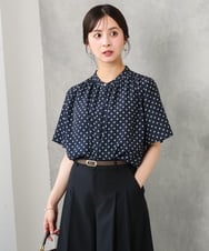 F1BGD51150 MK MICHEL KLEIN(小さいサイズ)(メゾン ドゥ サンク) 【小さいサイズ】[UVカット/接触冷感/洗濯機で洗える]フレアスリーブ幾何柄ブラウス ネイビー