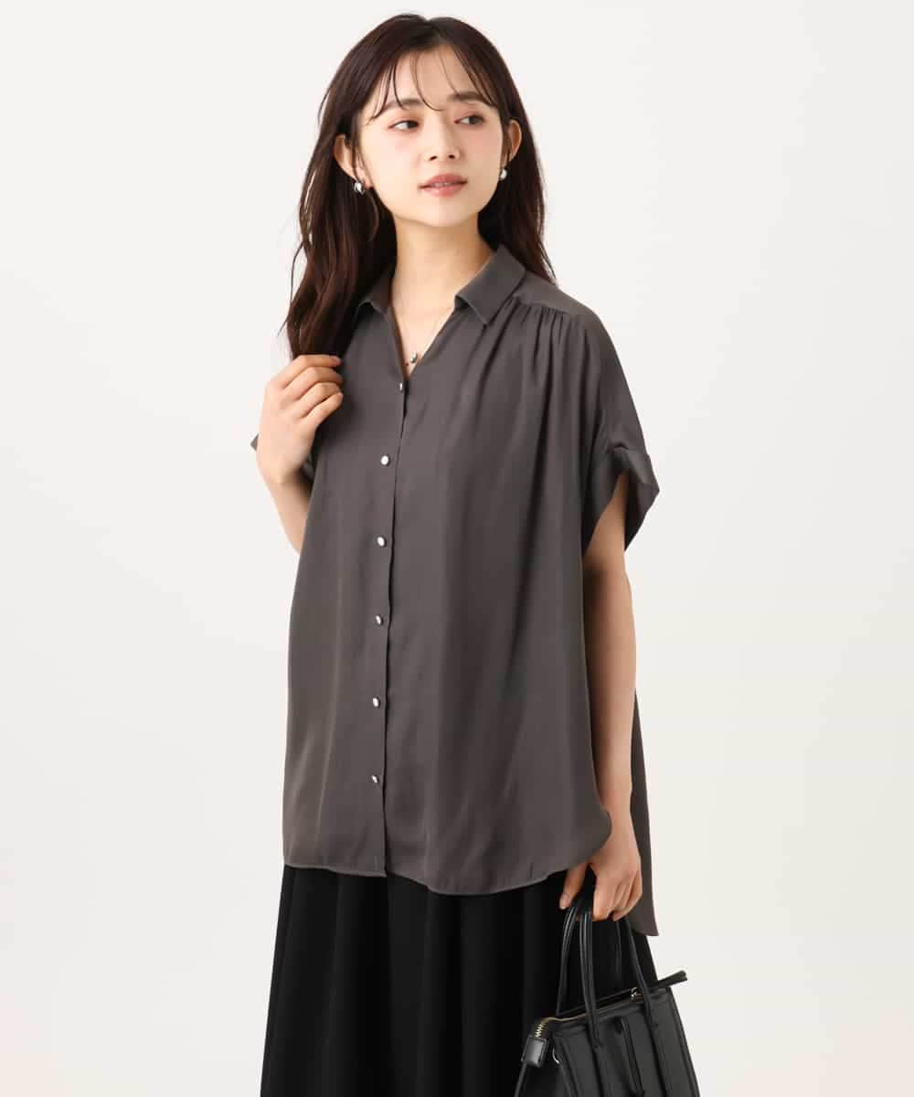 F1BGD68140 MK MICHEL KLEIN(小さいサイズ)(メゾン ドゥ サンク) 【小さいサイズ】[瞬美シリーズ/UVカット/接触冷感/洗える]メタル釦デザイン サテン地ブラウス ダークグレー