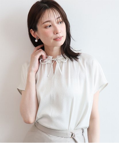 FIBJD33070  ギャザーフリルネックサテンブラウス/洗濯機で洗える/WEB限定サイズあり