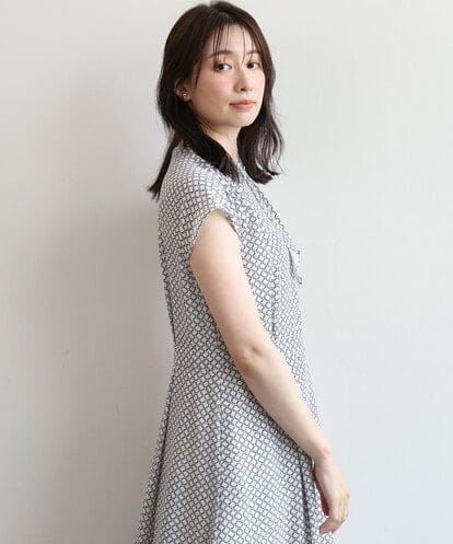 FIEJD31120 OFUON le MK 幾何柄ボウタイ風フレアワンピース/UVカット/洗濯機で洗える/WEB限定サイズあり