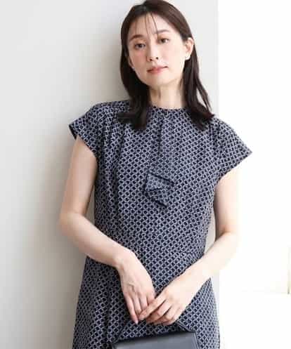 FIEJD31120 OFUON le MK 幾何柄ボウタイ風フレアワンピース/UVカット/洗濯機で洗える/WEB限定サイズあり