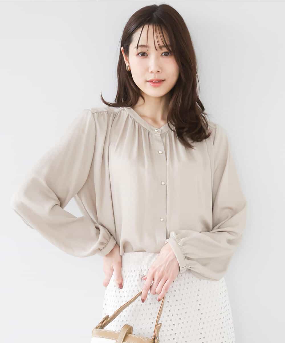 FKBGD35140 MK MICHEL KLEIN(MK ミッシェルクラン) [瞬美シリーズ/UVカット/接触冷感/洗える]バンドカラーサテンブラウス ベージュ
