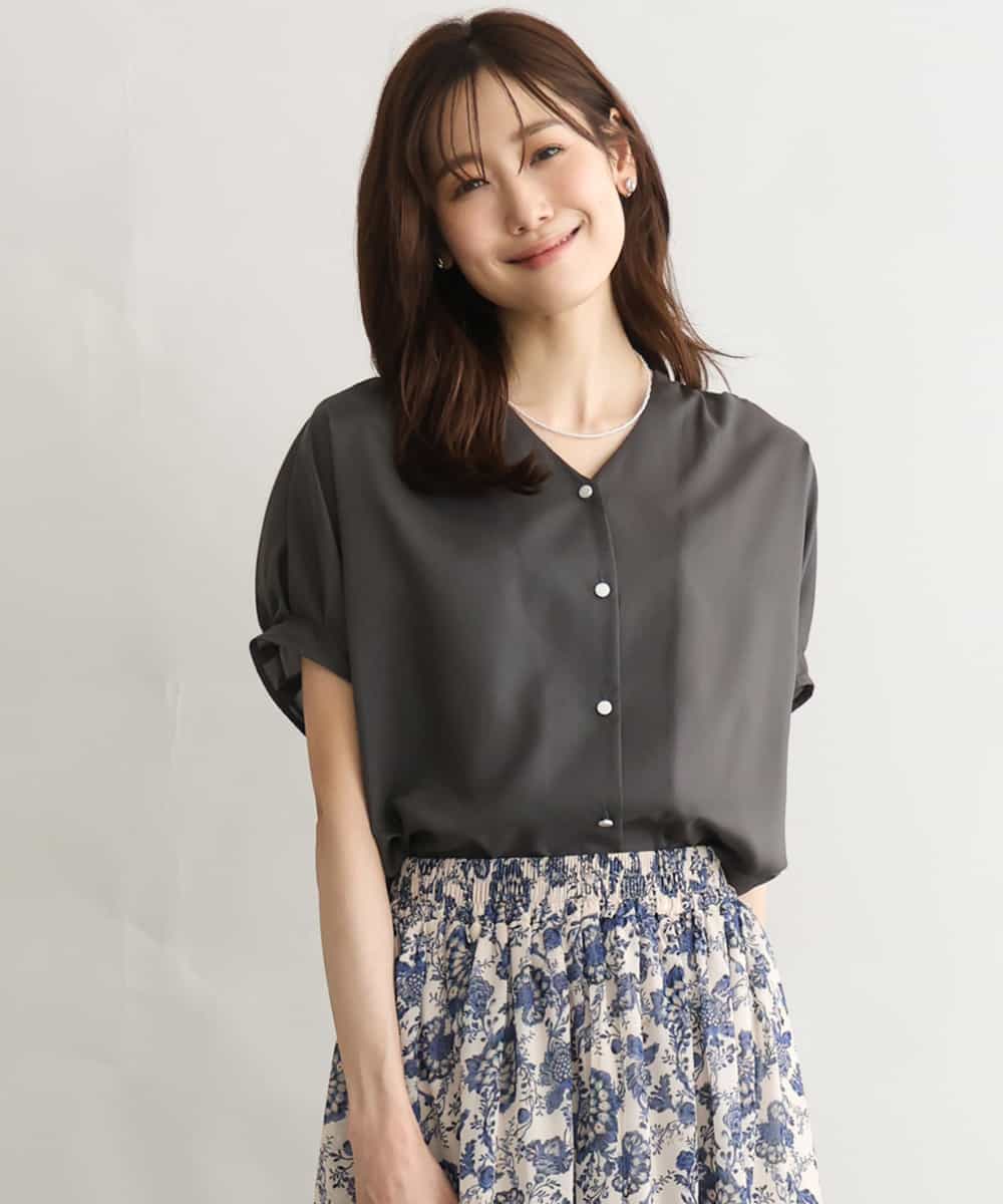 FKBGD58140 MK MICHEL KLEIN(MK ミッシェルクラン) [瞬美シリーズ/洗える]Vネックタックスリーブブラウス ダークグレー