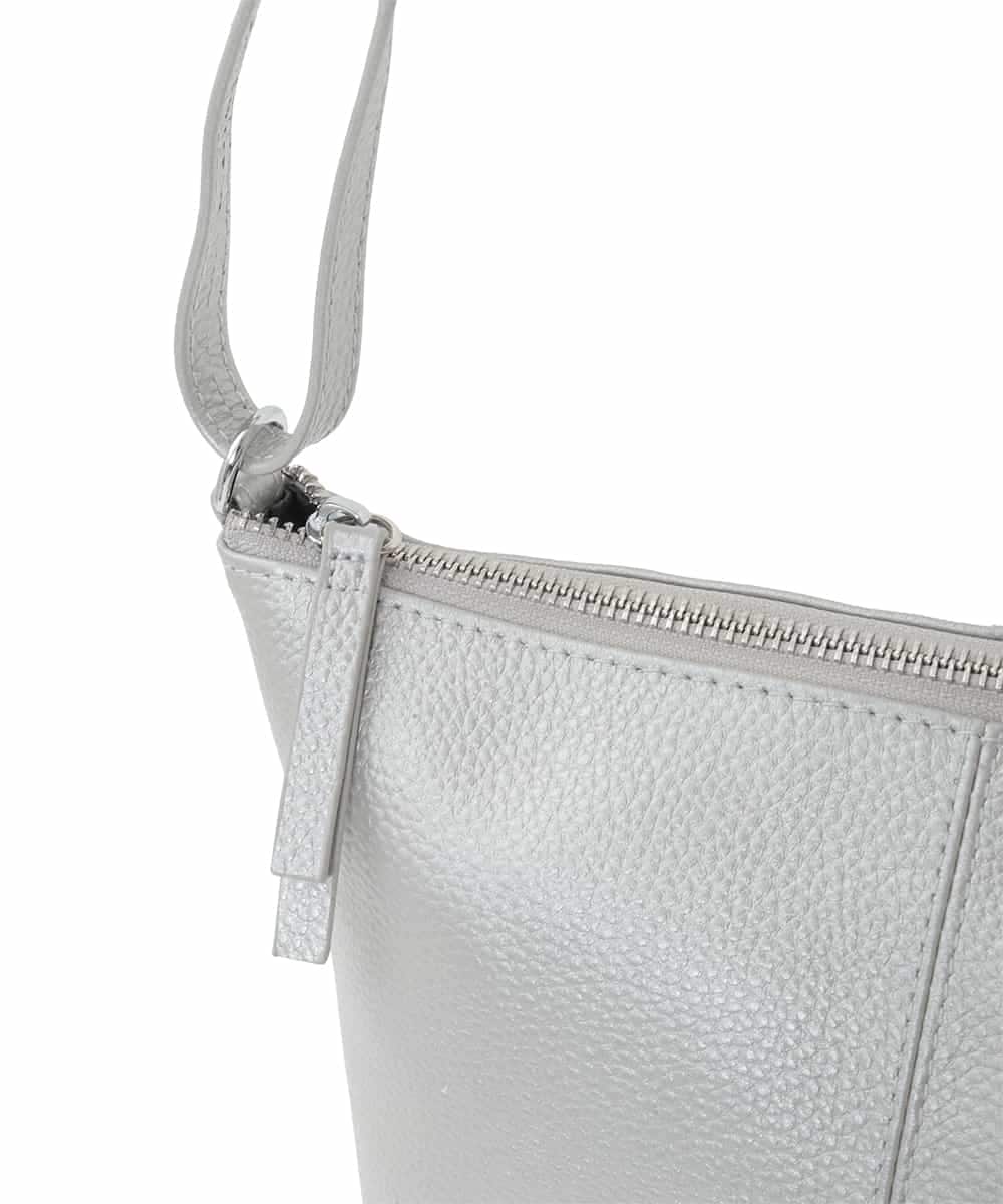 FR5GD01130 MK MICHEL KLEIN(MK ミッシェルクラン) シュリングレザー台形ショルダーバッグ シルバー