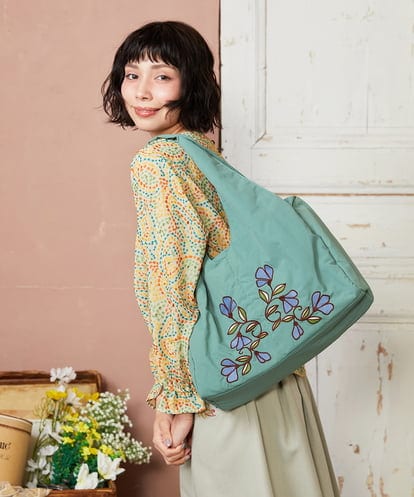 GG5DD30150  フラワー刺繍ナイロントートバッグ