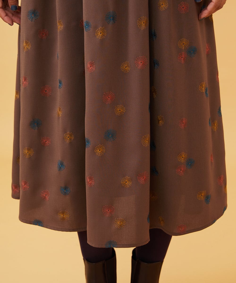 GJEAD50350 Jocomomola(ホコモモラ) Estrella ハイネックフラワー刺繍ワンピース ブラウン