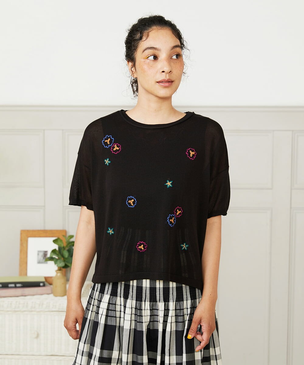 GJFHA30200 Jocomomola(ホコモモラ) Brisa フラワー刺繍シアーニット ブラック