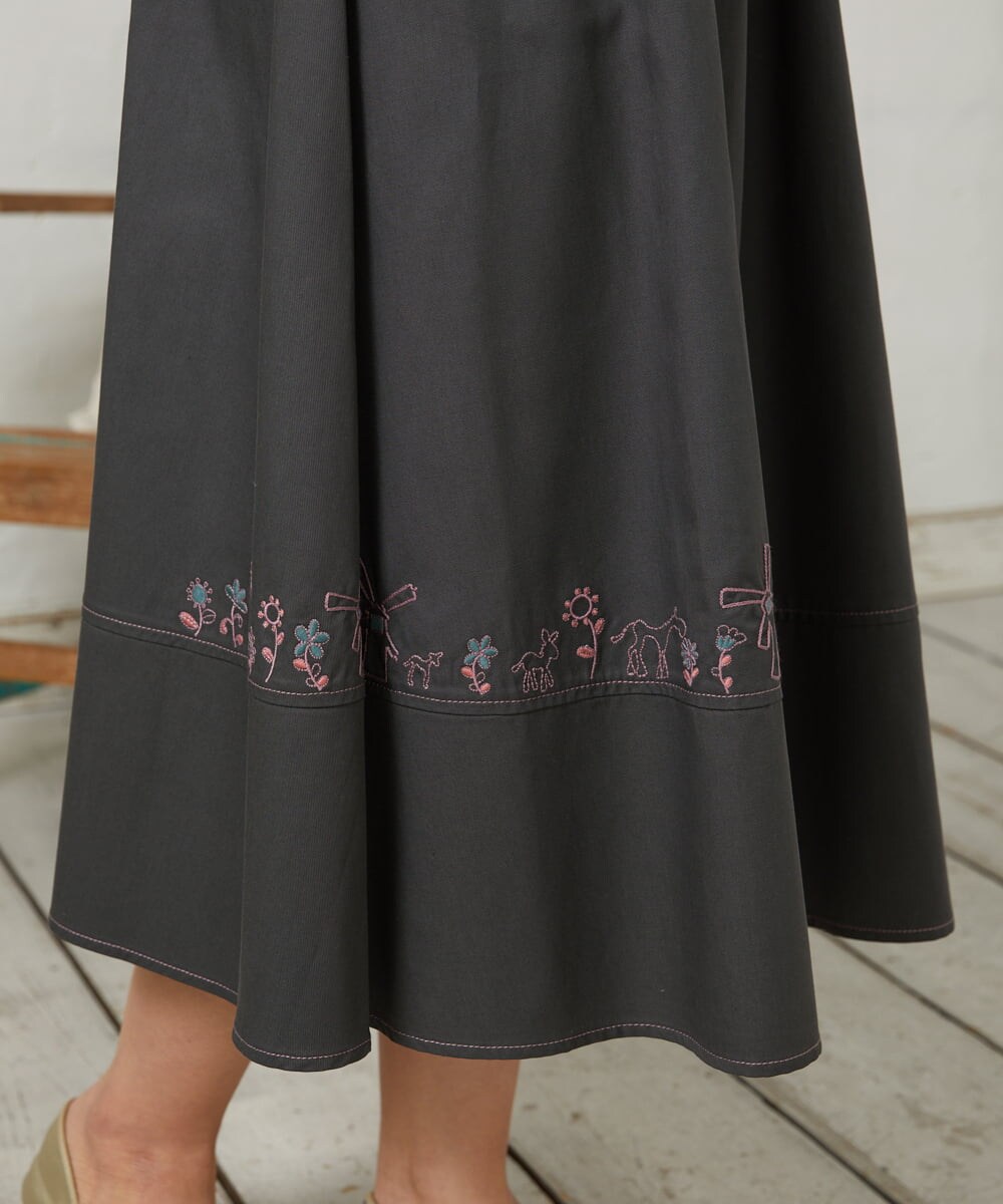 GJHFD33180 Jocomomola(ホコモモラ) Facil 刺繍入りツイルフレアスカート ダークグレー