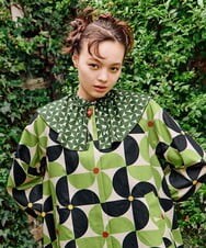 GJJDB02420 Jocomomola(ホコモモラ) Verde manzana プリントノーカラーコート グリーン