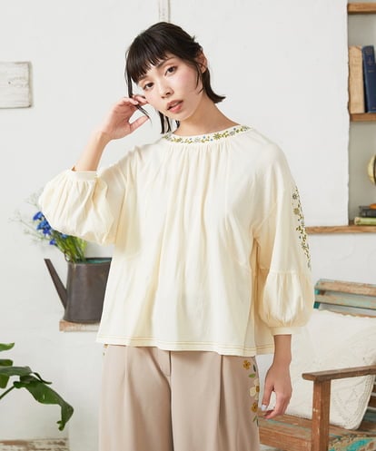GJKFD32180  天竺フラワー刺繍カットソー