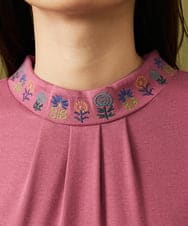 GJKLD32120 Jocomomola(ホコモモラ) レーヨンベアフライス フラワー刺繍ハイネックカットソー ピンク