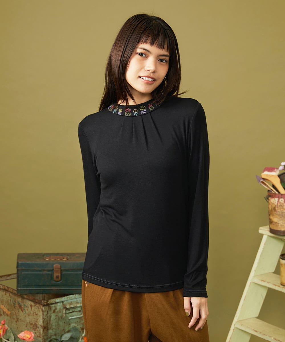 GJKLD32120 Jocomomola(ホコモモラ) レーヨンベアフライス フラワー刺繍ハイネックカットソー ブラック