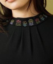 GJKLD32120 Jocomomola(ホコモモラ) レーヨンベアフライス フラワー刺繍ハイネックカットソー ブラック