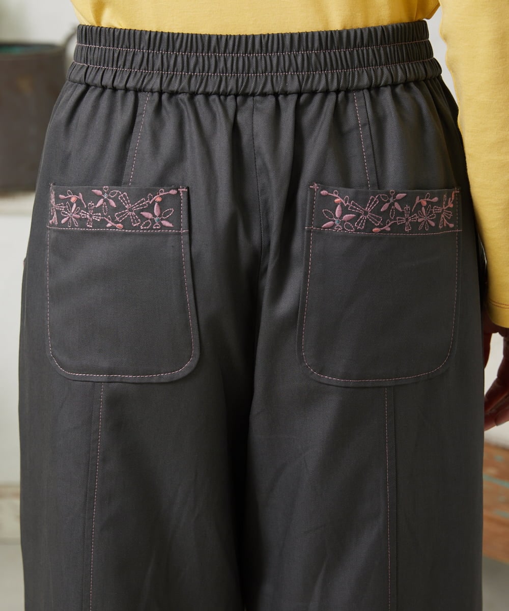 GJLFD33200 Jocomomola(ホコモモラ) Facil 刺繍入りツイルワイドパンツ ダークグレー