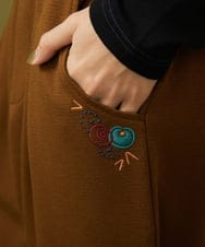 GJLLD37190 Jocomomola(ホコモモラ) Comodo 刺繍テーパードパンツ ブラウン