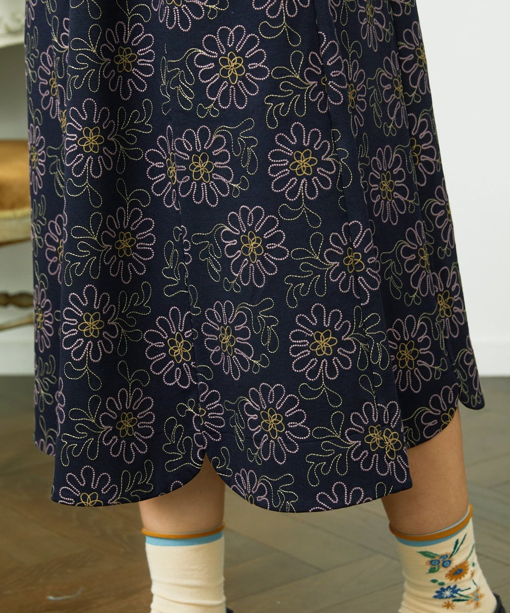 GJPDD30300 Jocomomola(ホコモモラ) Crisantemo curvo フラワー総刺繍ワンピース ネイビー