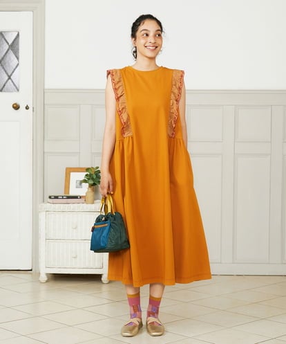 GJPHA32240  Hiedra 刺繍フリル付きノースリーブワンピース