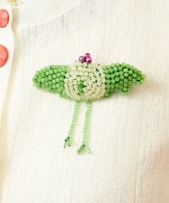 GJSGE32200 Jocomomola(ホコモモラ) El aleteo de un pajaro 鳥ブローチ付きシアーカーディガン アイボリー