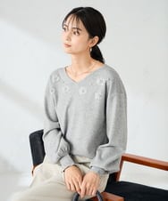 K2FBD27054 a.v.v(アー・ヴェ・ヴェ) フラワー刺繍ニットプルオーバー グレー