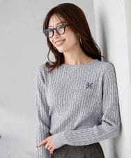 K2FKA26044 a.v.v(アー・ヴェ・ヴェ) ワンポイント刺繍ケーブルニット ラベンダー