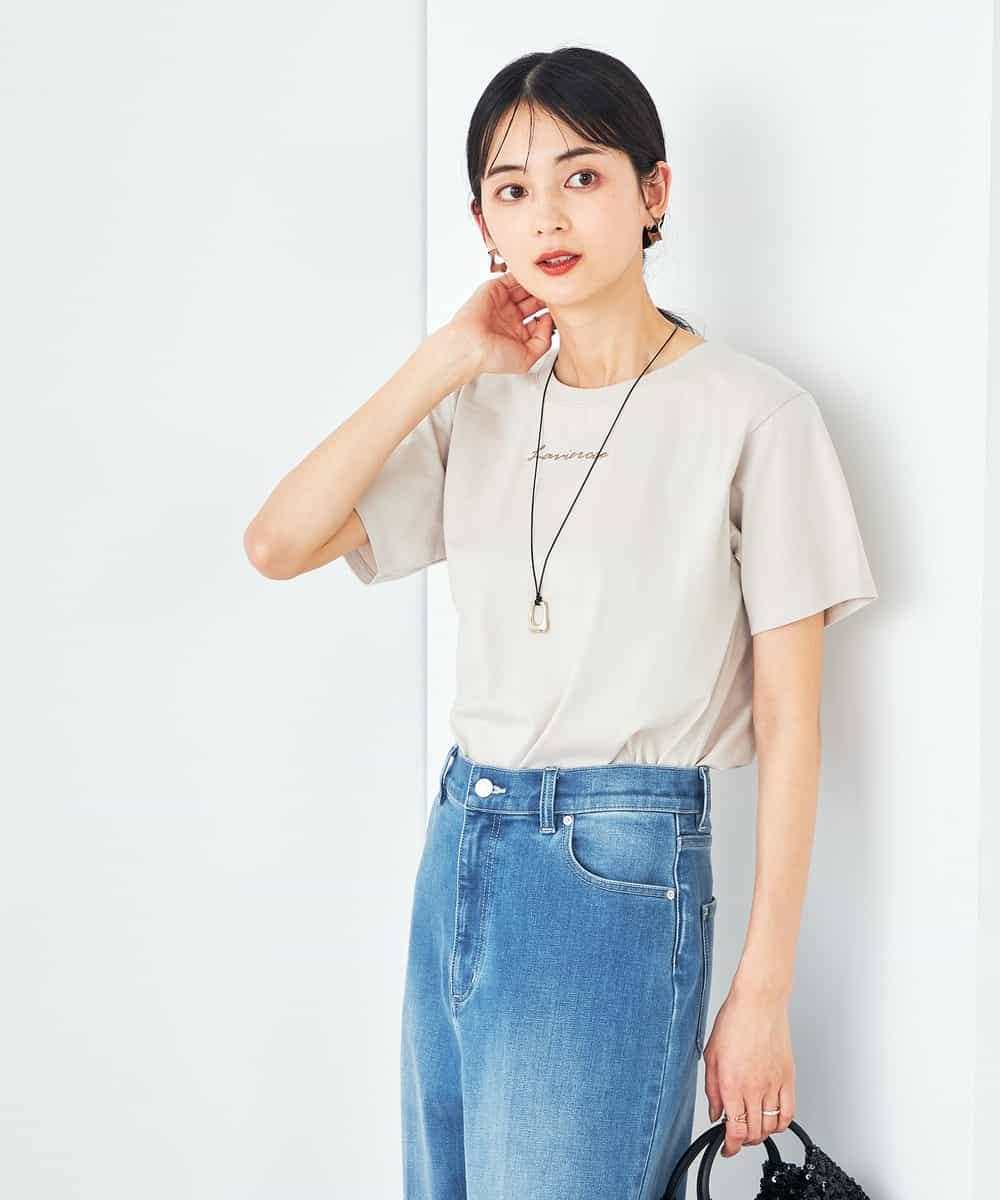 K2KHA54034 a.v.v(アー・ヴェ・ヴェ) 【コットン100%】コンパクト刺繍ロゴTシャツ グレージュ