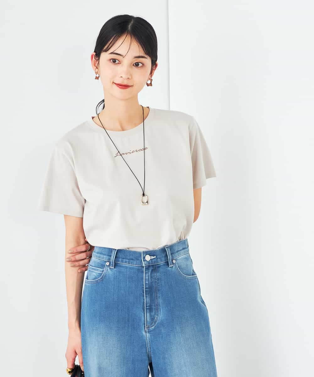 K2KHA54034 a.v.v(アー・ヴェ・ヴェ) 【コットン100%】コンパクト刺繍ロゴTシャツ グレージュ