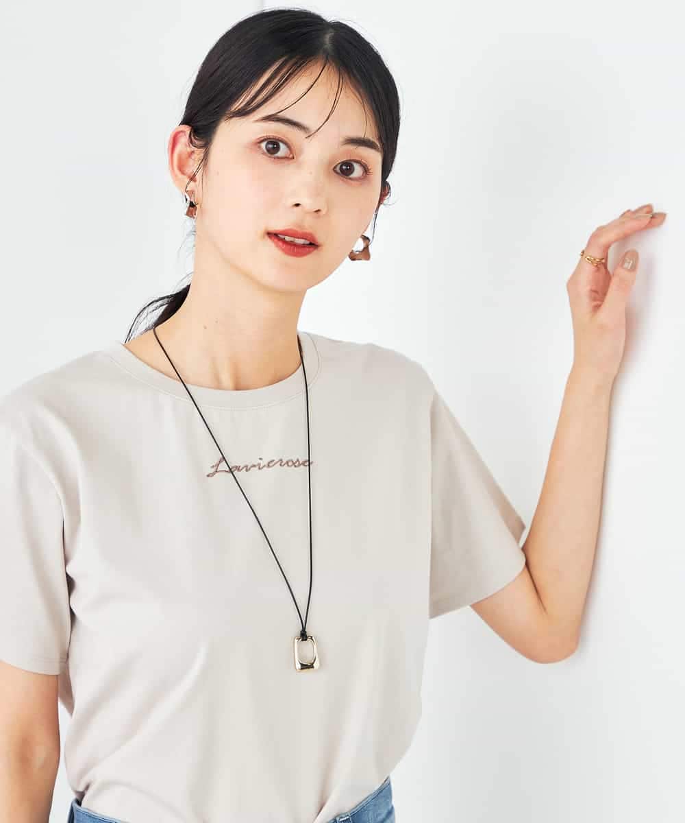K2KHA54034 a.v.v(アー・ヴェ・ヴェ) 【コットン100%】コンパクト刺繍ロゴTシャツ グレージュ