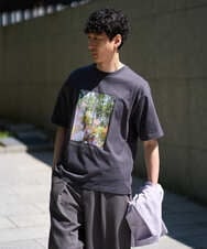 KHKGD19049 a.v.v MEN(アー・ヴェ・ヴェ) 【コラボ/接触冷感】フォトグラファーコラボワイドシルエットカットソー ダークグレー