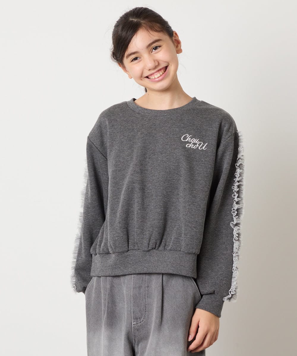 KJKAD50022 a.v.v KIDS(アー・ヴェ・ヴェ) [100-160]【WEB限定商品/裏起毛/チュールフリル/ワンポイント刺繍/クロップド丈】チュールスリーブクロップドトレーナー ダークグレー