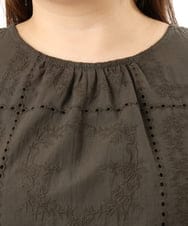 OLBFD24099 eur3(エウルキューブ) 【大きいサイズ】エンブロイダリーブラウス ダークグレー