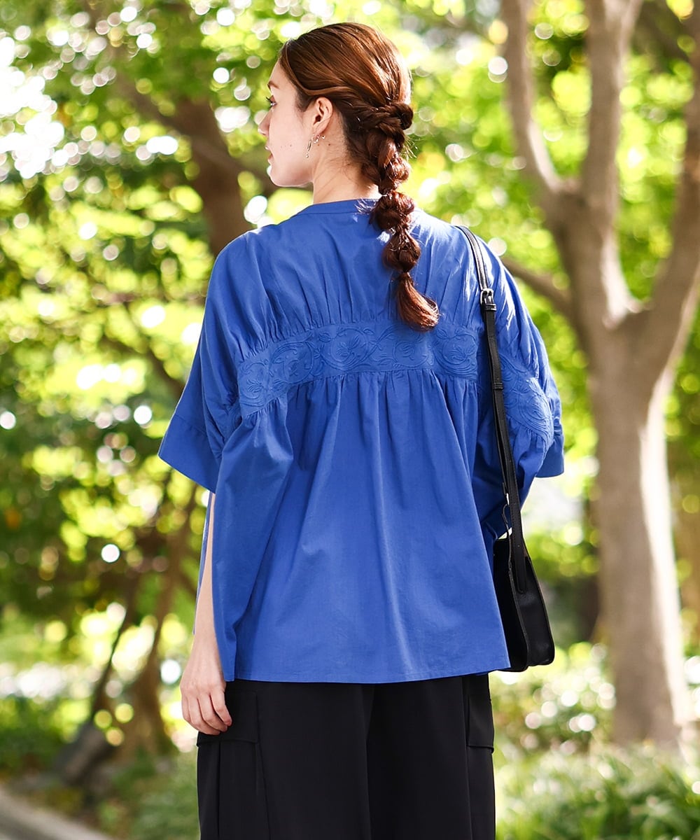 OLBHA10099 eur3(エウルキューブ) 【大きいサイズ】キャンブリックバック刺繍ブラウス ブルー(55)