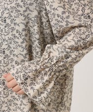OLBKA15099 eur3(エウルキューブ) 【大きいサイズ】ラッフルネック小花プリントブラウス ベージュ(82)