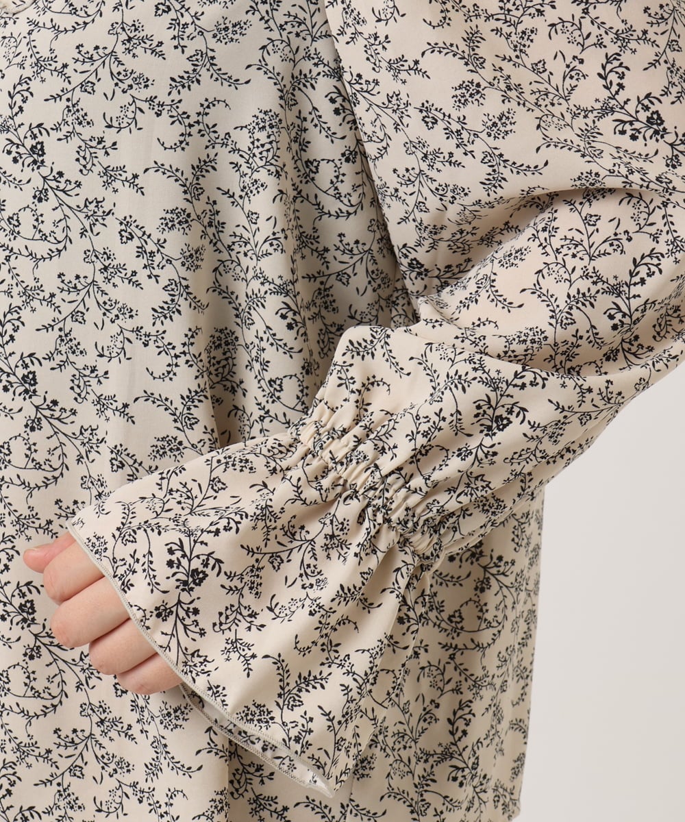 OLBKA15099 eur3(エウルキューブ) 【大きいサイズ】ラッフルネック小花プリントブラウス ベージュ(82)