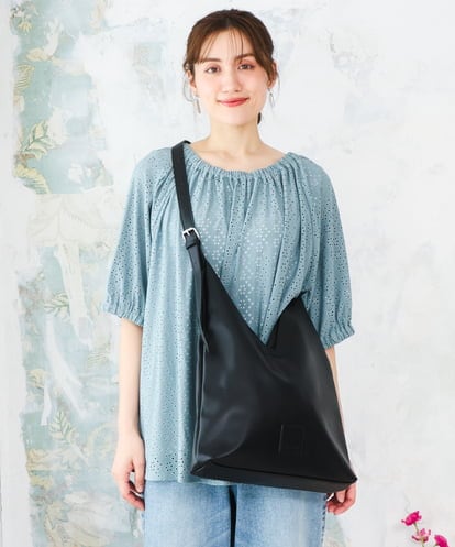 OZ5ED05044  Vカットフェイクレザーショルダーバッグ