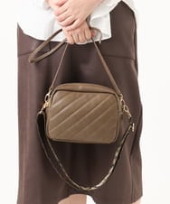 OZ5KA21089 eur3(エウルキューブ) ステッチスクエアショルダーバッグ モカ(84)
