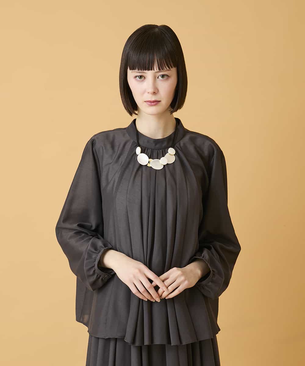 RLBED50280 HIROKO BIS GRANDE(ヒロコ ビス グランデ) 【大きいサイズ】スタンドカラーかまぼこプリーツブラウス /洗える チャコールブラウン